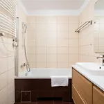 Metro Stoklosy 2-bedroom By Bookinghost Apartman