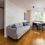 Metro Stoklosy 2-bedroom By Bookinghost Apartman Varsó