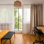 Metro Stoklosy 2-bedroom By Bookinghost Apartman Varsó