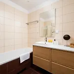 Metro Stoklosy 2-bedroom By Bookinghost Apartman Varsó