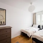 Apartman Metro Stoklosy 2-bedroom By Bookinghost *