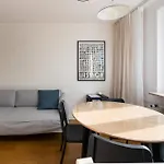 Metro Stoklosy 2-bedroom By Bookinghost Apartman Varsó