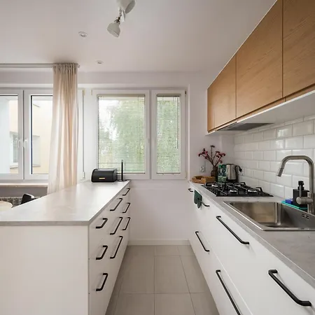 Metro Stoklosy 2-bedroom By Bookinghost Varşova