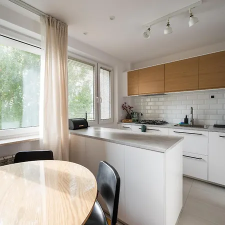 Metro Stoklosy 2-bedroom By Bookinghost